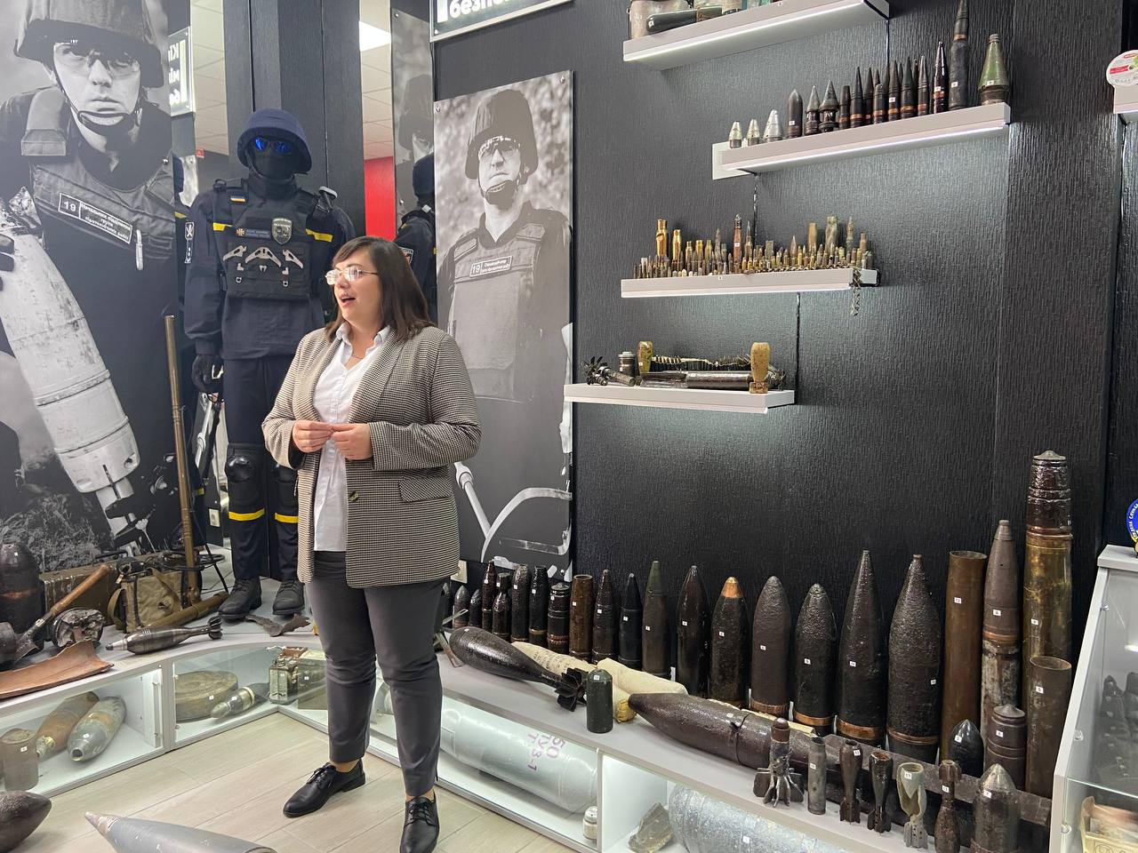 Наталія Сидорчук ознайомлює студентів із кімнатою мінної безпеки